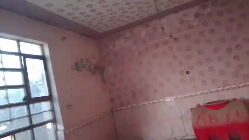 سلام عليك بيت ركن مساحه 120مسلح يحتوي على استقبال وغرفتين ومطبخ وحمامات داخليه بناء طابوق فقط الأرضية تحتاج إلى ترميم وموجود كافه الخدمات ماء كهرباء ومجاري وشارع مقرنص السعر50وبي مجال المكان سبع قصور نهايه شارع كريش(طابو زراعي) الاتصال على الرقم أو الخاص مفتوح ***********
