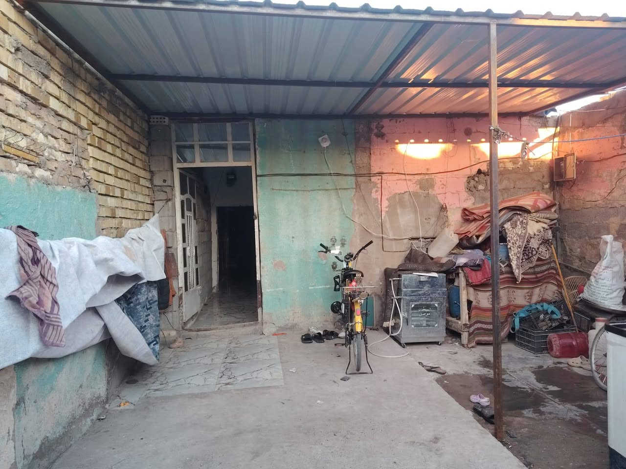 سلام عليكم بيت لبيع بحي بساتين صدرين شارع تكاتك على شارع العام مساحة 115كامل خدمات سعر33وبي مجال ***********
