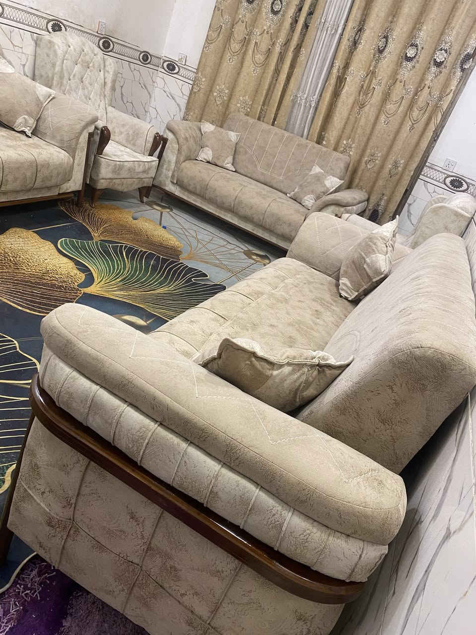 تخم مودرن 10 مقاعد نضيف اخو الجديد مستعمل قليل مع مفرش وكوشات 6 السعر 450 وبي مجال المكان كربلاء ***********
