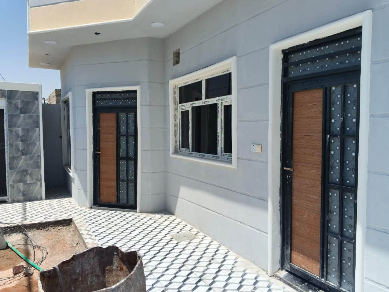 يا الله اليوم عدنا عرض كلش مرتب ومناسب
بيت 🏡 ٢٠٠ متر كونكريت مسلح بناء درجه اولى 
خلف عمارات الزيتورن زراعي سند ٢٥ 
تسليم مفتاح على اخر حبه  
كهرباء بوري  ارضيه ايفا 
ماء مجاري درجه اولى 
خدمات تبليط ماء اناره 
يحتوي على عدد الغرف ٢
صاله ١٢متر 
حمامات داخليه خارجيه 
حديقه داخليه🪴🏠
استقبال ٨متر 
مطبخ 🧑‍🍳
كراج سياره وحديقه 
الاستفسار الاتصال 
امير ***********
*********** الحاج قاسم
