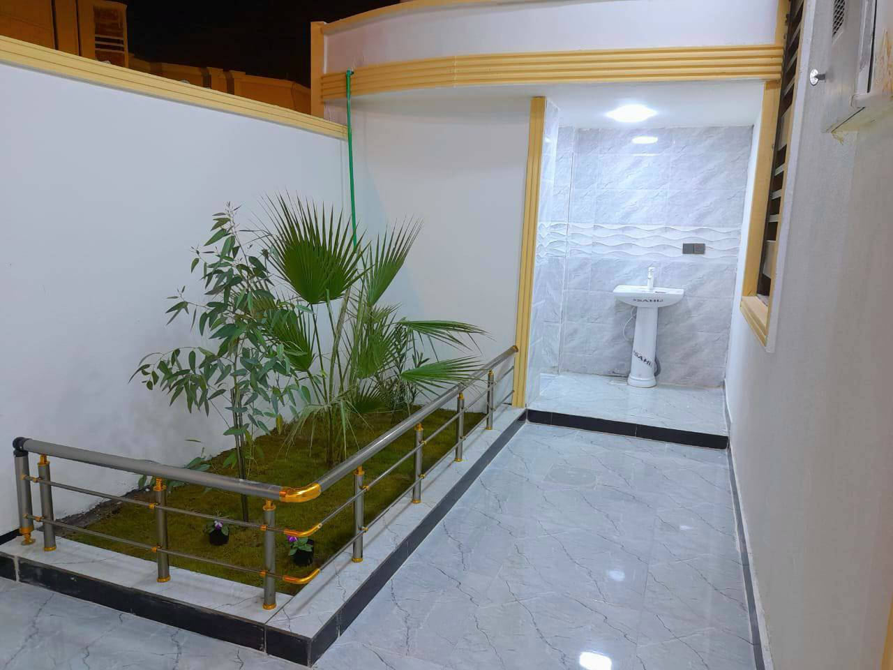 ***********
السلام عليكم واسعد الله اوقاتكم

يتوفر بيت للبيع  

#طابو ملك صرف زراعي عراقي وكاله ونسخه من الطابو  ولملاك موجود حي يرزق

مساحة البناء 200م

 

 بيت الركن 

يحتوي البيت على 

3 غرف  5×4

ديوان 8×4

مطبخ 5×4

هول 3×5

صاله 8×5

صحيات داخلي وخارجي

كراج سياره

وحديقه مرتبه 

 البيت بي مساحه ترك 

#البناءجديد 2026 درجه اولى وجاهز من كلشي  منطقه هدوئ ومتوفر بيها جميع  

 الخدمات ماء كهرباء مدارس قريبه مستوصف سوك كافة الخدمات متوفره

البيت فارق وجاهز للسكن 

البيت يقع على شارع 10م  اناره الشارع كله

#العنوان : بصره ابي الخصيب كوت ثويني ////   قريب على صيدلية كوت ثويني //

البيت يبعد عن الشارع كوت ثويني التبليط100م 

( السعر  133  وبي مجال )

***********
