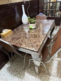 ميز طعام • للبيع