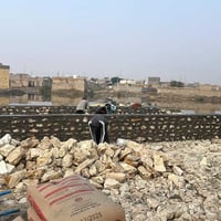 اخون مطلوب بنا حجر لتكملت القطعة البنا السابق صار عنده ضرف واخذ حسابه ...