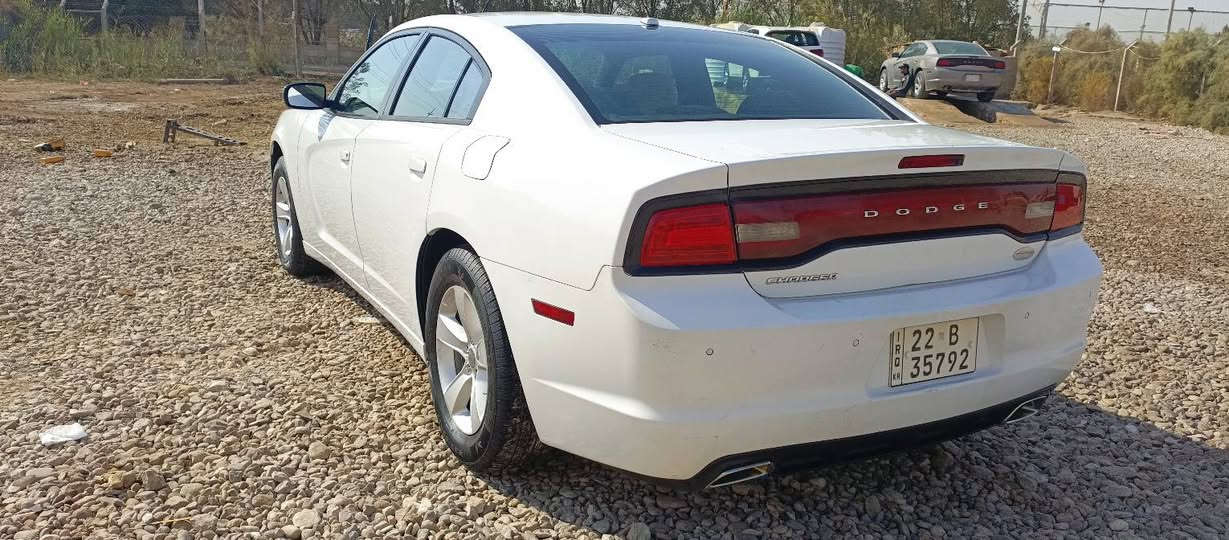 السلام عليكم 
جارجر 11بيه جاملغ الامامي جهت العبري وباب السائق 
كير ومكينه وحداديه تخم تاير جاهزه للخير 
***********
