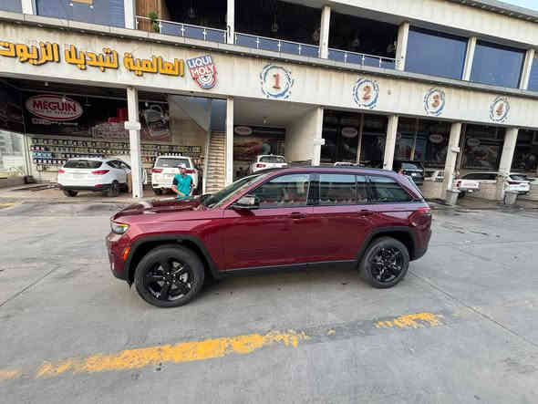 *مكلف بالنشر* 
السلام عليكم 
جيب كراند شيروكي ( التيتيود )
Jeep Grand Cherokee Laredo Altitude   
5 راكب 
*( خليجي )*
6 سلندر 
لون ماروني 
مرقم أربيل جاهزة سنوية لـ 2028
المواصفات :- 
- فتحة سقف 
- كشنات جلد 
- ⁠حساسات خلفية
- ⁠رادار امامي مع مانع تصادم
- ⁠تشغيل عن بعد 
- ⁠تحكم كهربائي بالمقاعد 
- ⁠دفع رباعي 4x4
وباقي المواصفات معروفة 

للعلم مغلفة بأفلام الحماية ppf بالكامل
السيارة جديدة وما ماشية هواي فقط 
*37km*
جاهزة من كلشي فقط بيها ضرر رصعة بسيطة بالباب الخلفي مثل ما موضح بالصورة مع اثر زلغ بالنانو بالدعامية الامامية 
غيرها كفالة من كلشي 
السعر : *385 $* وبيها مجال قليل 
السيارة موجودة بالبصرة 
للتواصل : 
0771 955 2854
