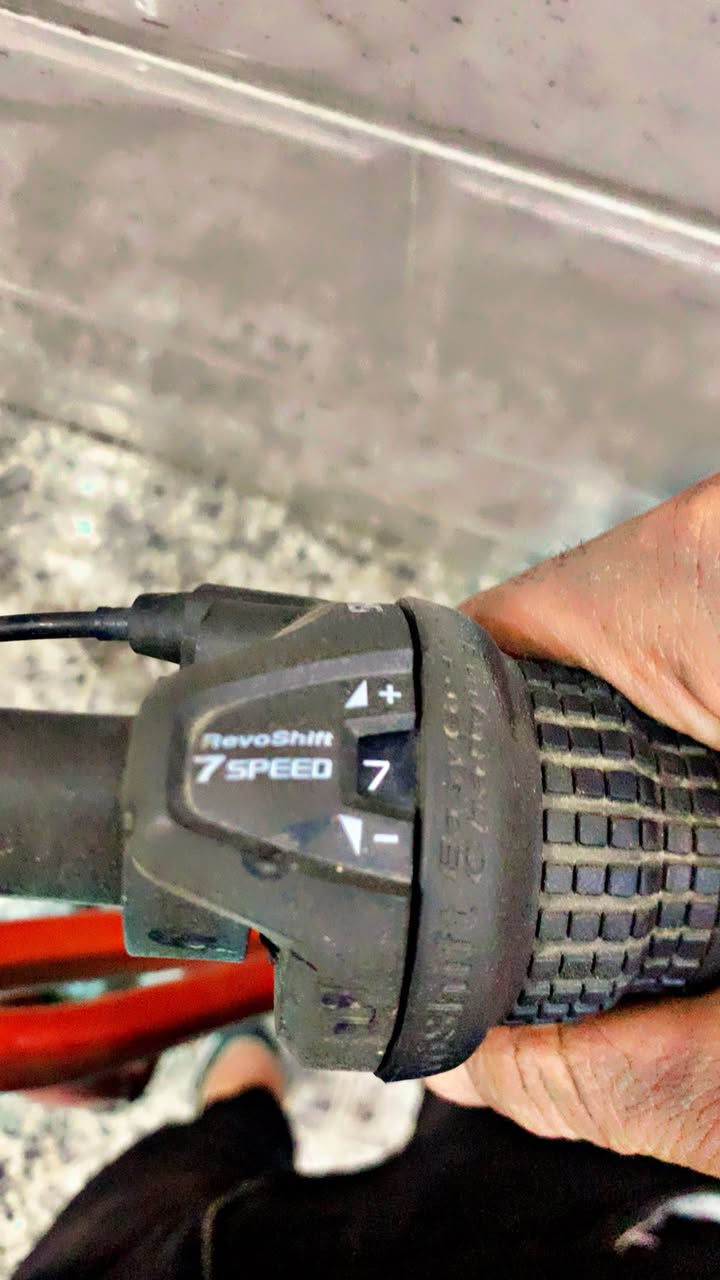 سلام عليكم بايسكل بطة للبيع قير 7نمر زوج تايرات وبريكات كاملات مكفول شخط مايي جديد مسعمل كلش قليل 
تاير عريض  
السعر 130 وبي مجال عنواني بغداد الجديدة ***********
