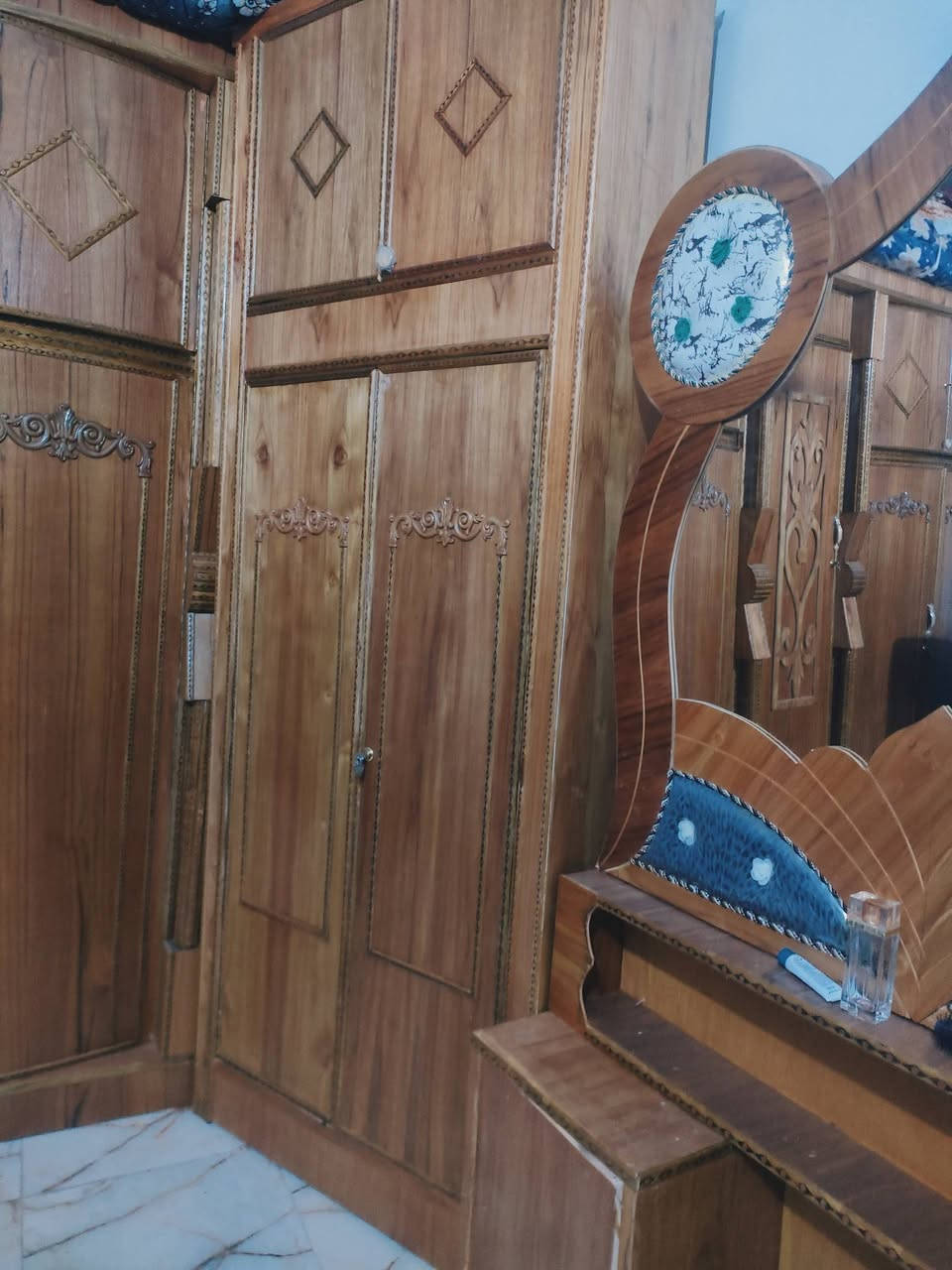 اسلام عليكم. غرفه للبيع جديده صالها شهر مامستخدمه 5بيبان طابقين 800.50  وبيها مجال. متواجد واتساب ***********
