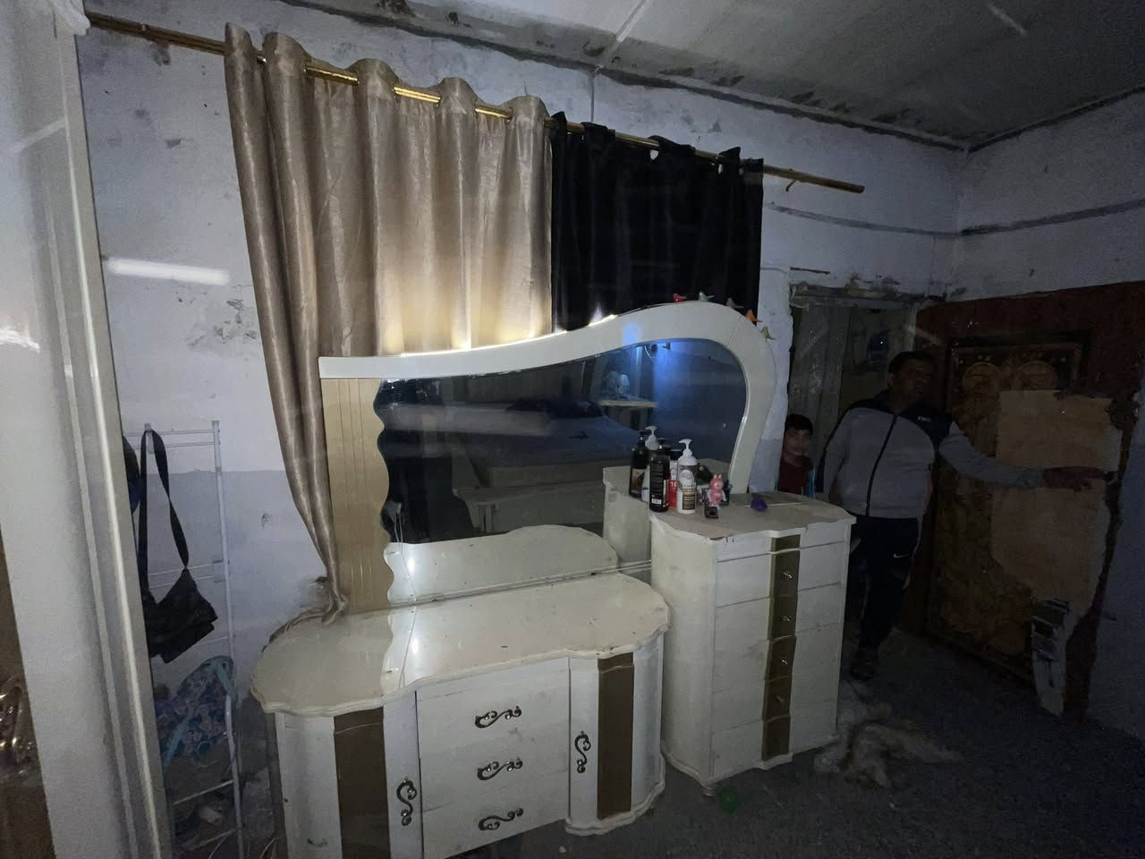 سلام عليكم غرفه نوم مكان بابل غرفه جديده 5قطع السعر 450وبيه مجال بسيط متواجد بس رقم ***********
