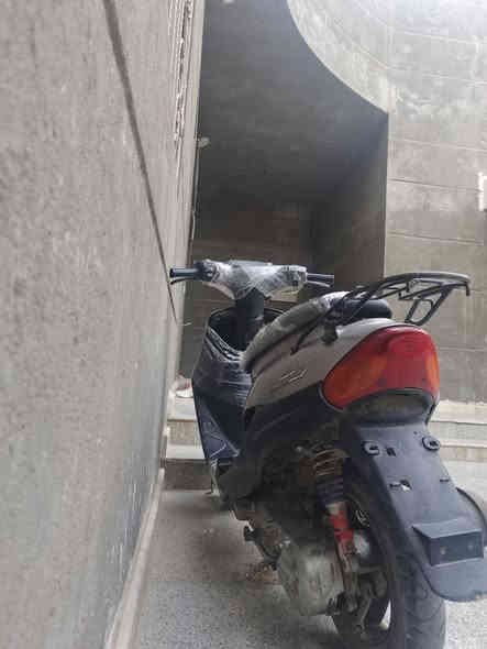 بيجي تسع زروف الدراجه مجفته مره وحده و السبب صرت ذكي و خبطتلها دهن سيارات الدراجه تعبانه من بره بس مداريها من ناحيه كلشي فلاتر دهن بانزين ماطلع بيها من البيت للمدرسه الدراجه نقصها بس جم كفر باكوهن ضعفاء النفوس سعرها ٣٠٠ وبي مجال للشراي مكاني بصره تنومه حي الموضفين رقمي ***********
