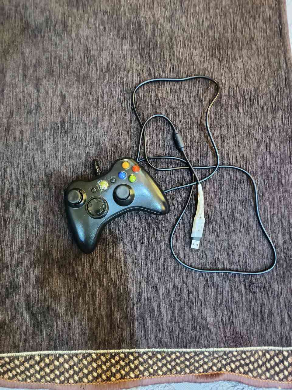 سلام عليكم اكس بوكس 360 كامل ملحقاته جديد ما مفتوح مهكر 85 لعبه منهم / كلف اوف ديوتي / و GTA 5 / و فورزه هورايز 2  /بيس 2020 / و بيس 2018  /رزنت تيفل 4 / السعر 200 وبي مجال للتواصل ***********
