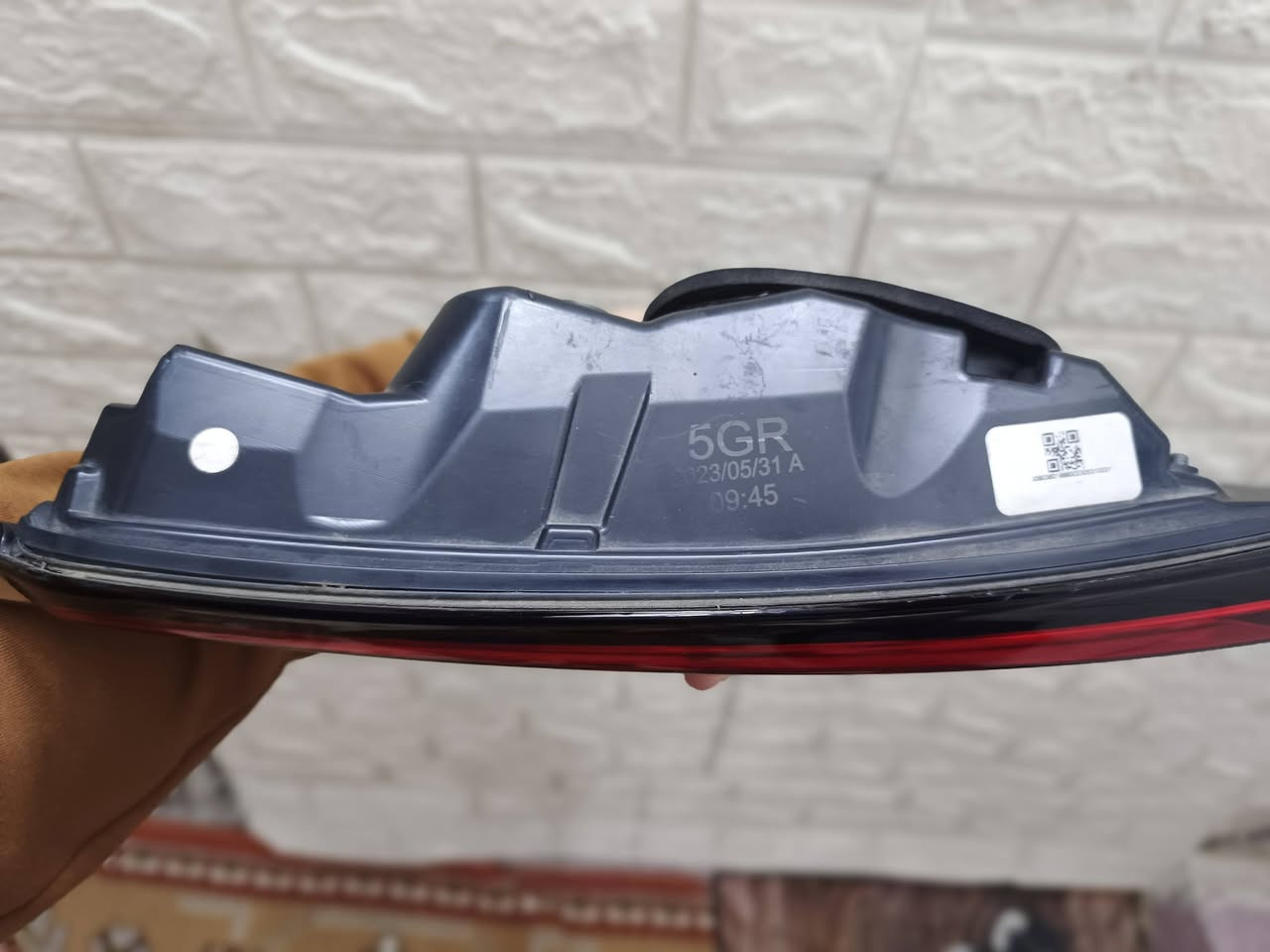 السلام عليكم. ✋
✅ بك لايت كورلا جهة اليمين القطعه المتحركه مع الصندوق وارد صيني شريط LED . 

✅نظافه 90%.

✅ البك لايت نظيف مع الفيش كاملات نظيفات مثل ما موضح بالصور. 🎦

✅سعر البيع على تقيمك.. 💲

✅مكاني بغداد ويوجد توصيل داخل بغداد فقط. 🚕

✅ رقم *********** يوجد واتساب 📲.
