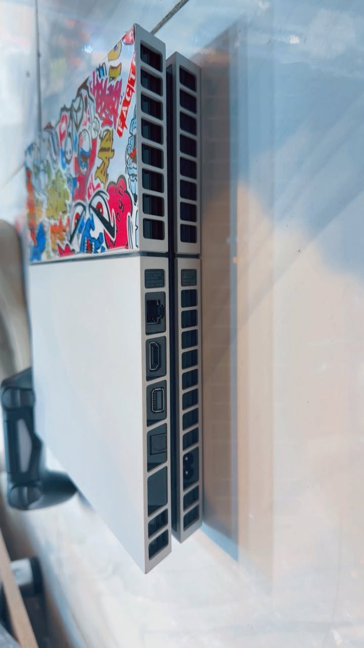 Play Station 4 Slim white بلي ستيشن فور نسخة الابيض سلم الاصلي 
مع جوستك اصلي نظافة 100% 

مع الملحقات / كيبل بور + كيبل HDMI اصلي + كيبل شحن جوستك 

نظيف لوك كلش محافظ عليه بدون فتح بدون ضرر شرط
 
للبيع السعر ٢٣٠ الف 

مكاني بغداد شارع فلسطين
اتصال فقط
***********
