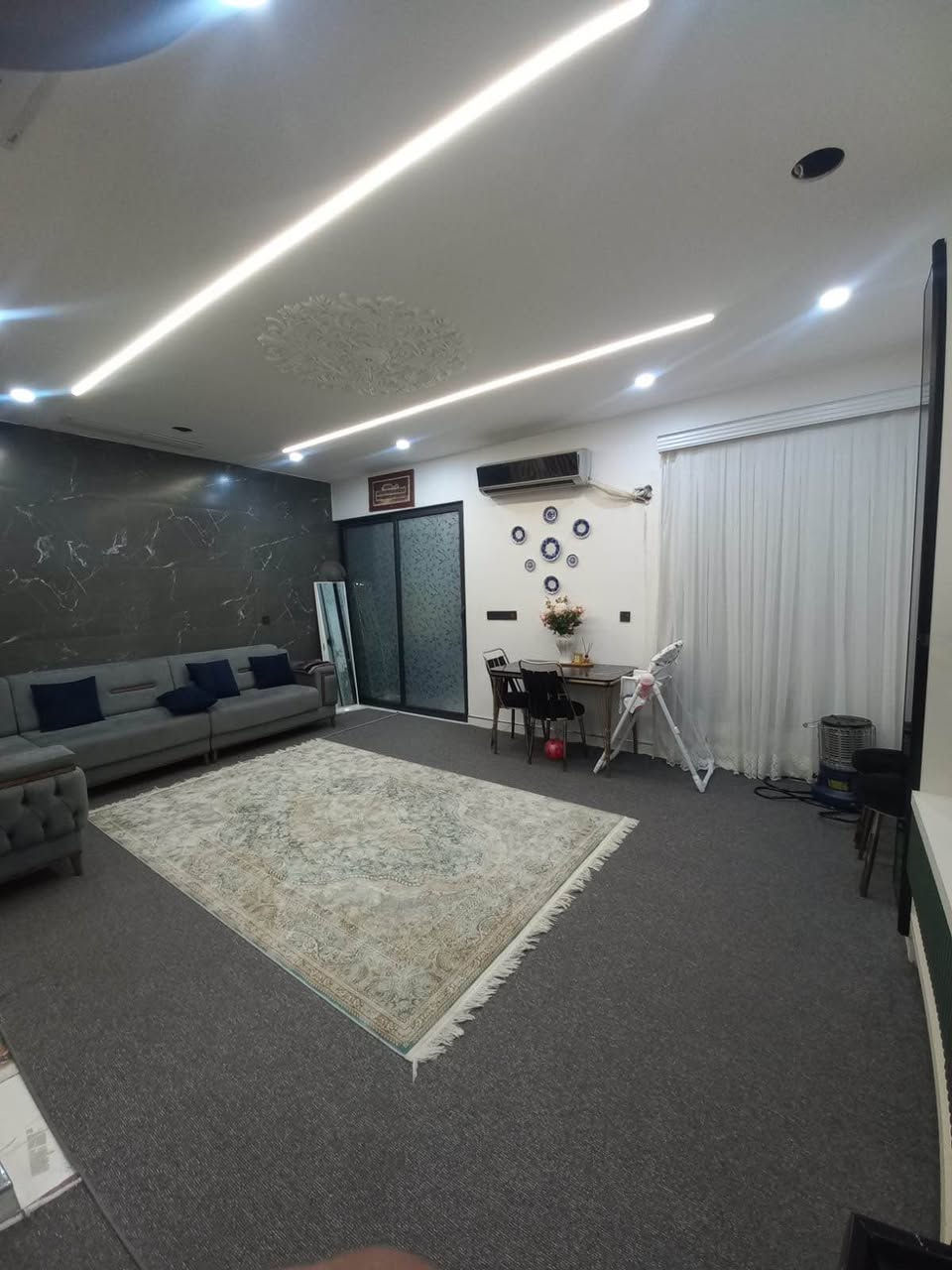 قةنةفةى ناو مال 
8 نةفةرى بو فروشتن زور پاكة
تاخم قةنةفةى حرف L مةواد توركى
زور كةم بةكار هاتووة
ناونيشان هةولير
*********** أربيل, العراق
