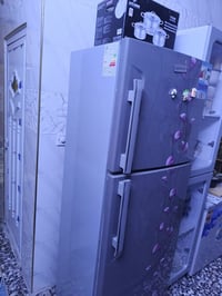 ثلاجة شغالة • باب مكسور