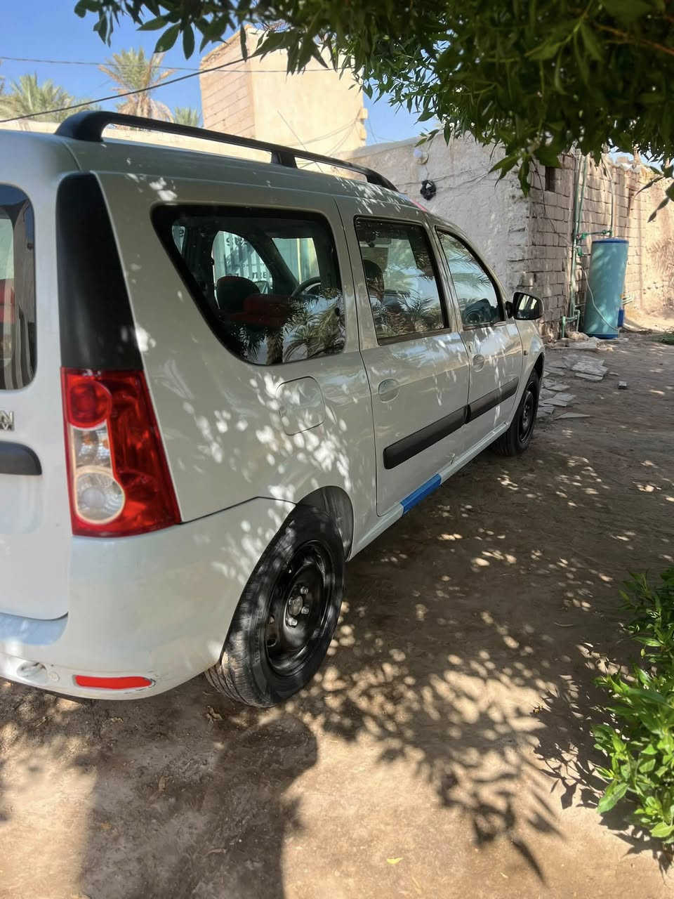 السلام عليكم رينو البيع. مديل 2011رقم بصره سياره جاهزه. مكينه كير ع شرط. تخم تايرات جديد. حداديه جديد. كهربائيات كله شغاله سياره جاهزه من كل شيء. دوشمه جديده السعر 58  وبيه مجال مكان ديوانيه قضاء غماس    تفاصيل أكثر هاذه رقمي***********
