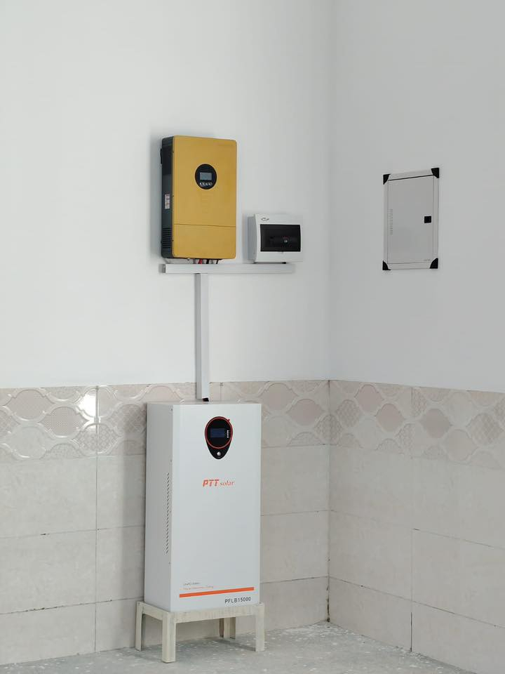 بسم الله الرحمن الرحيم

شركة المجد للطاقة الشمسية
الرائدة في حلول الطاقة المتجددة

🔹 نقداً أو بالتقسيط 🔹

نفخر في شركة المجد بأن نشارككم إحدى تركيباتنا الناجحة في قضاء بيجي، حيث قمنا بتجهيز وتركيب نظام شمسي متكامل للأخ أحمد علي، ليشهد على جودة أداء منتجاتنا.

🔧 تفاصيل النظام المثبت:
✅ 10 ألواح هيستا عالية الكفاءة
✅ بطارية PTT 15 عدد 1 (سعة تخزين ممتازة)
✅ انفرتر 6 كيلو فولت أمبير (6kVA)
✅ إنتاجية مذهلة: 20 أمبير نهاري و 15 أمبير ليلي

⚡ النتيجة: استقلالية تامة عن شبكة الكهرباء، وعمر افتراضي طويل للنظام.

💡 لا تنتظر ارتفاع الفواتير، استثمر في مستقبل أكثر إشراقاً اليوم!
📞 اتصل بنا الآن للاستشارة المجانية والتركيب الفوري:
[***********]
📍 [لمجد للطاقة الشمسية – شمس لا تغيب عن بيوت
