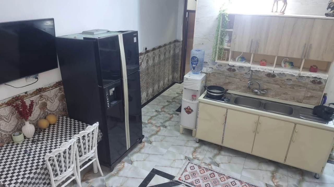 عندي بيت ١٠٠م سند ٢٥زراعي بمنطقه الاسريدات الجديده مربع الثاني للبيع هو والاثاث بناء حديث للاستفسار ***********
