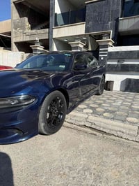 جارجر للبيع  موديل 2015 فور ويل وملغي يعني السيارة صايرة تو ويل ضربتها...