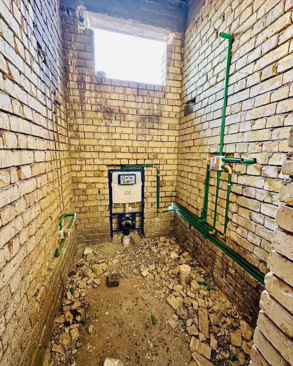 السلام عليكم ورحمة الله وبركاته 
عرض بسعر ٤٥٠ الف للمتر فقط 
بناء دار كامل وتسليم مفتاح وبمواصفات درجة اولى وجميع المواد مفحوصة وتصاميم وخرائط حديثة مجاناً من قبل
 الشركة... 

اولاً الاساس 

1- تنضيف الارض جيداً من الاوساخ والانقاض 
2- فرش الجلمود و السبيس المفحوص بارتفاع ٤٠ سم وحدله مع الرش بحادلة 20 طن
3- فرش الارض باكملها بنايلون زراعي سميك  
4- تاسيس الحصيرة الاولى والجسور حسب تصميم الخارطة بالشيش الاوكراني ورفعها عن الارض ( سبينسر)
5- تاسيس المجاري نوع الامل الشريف وناطق الجبوري ٤ انج مع عمل قالب ثابت للمنهولات واغلاقه حتى نهاية العمل وتسليط الانابيب بطرق هندسية 
6- تسليح الارض بشبكة ثانية من الشيش ff  12 و 16 حسب عدد الطوابق والتصميم الانشائي 
6- صب الارضية ( رفت) صب مركزي c35 بارتفاع لايقل عن ٤٠ سم  مع رش الكلوريدين قبل الصب مع عمل منظومة معالجة الارضة والحشرات

 ثانيا الهيكل 

1- صب بتلو ٢٠  سم من الاسمنت المقاوم 
2- بناء الدار بارتفاع ٣.٢٠للطابق الارضي و٣.١٠ للطابق الاول وبطابوق جمهوري( البيان - ابو الجص - العنكوش)  خالي من الاملاح مع تثبيت انابيب المرازيب والسبالت والستلايت والانترنت مع البناء 
3-عمل قالب الطابق الارضي وعمل رباط سقف للطابق الارضي ٤٠ سم والطابق الاول والبيتونه ٤٠ سم فوق الابواب والشبابيك
4- تثبيت انابيب الكهرباء بالسقف 
5- تسليح بشيش ff  بابعاد ١٥ سم وعمل جسور مخفية في المساحات الكبيرة 
6- صب السقف صب مركزي c35 أجهزة رطبة حديثه ٢٠١٩ 
7 - بناء الطابق الاول  بنفس المواصفات والمواد المذكورة سابقاً مع البيتونة وعمل مرد ماء مسلح  ٢٠×٢٠ للسطح 

الكهرباء والماء والاشتايكر 

1- يتم تاسيس انابيب الماء للدار ٣ خطوط ppr الماني مسلح وتسليك اكثر من خط للنازل مع تاسيس انابيب التقطير للسبالت وتثبيت خلاطات كروهي دفن ٣ خطوط  للدار بالكامل ( الدوش والغربي  ) 
2- يتم تشطيب الخلاطات والصحيات تركي درجه اولى 
3- يتم تاسيس الكهرباء انابيب اردني ( وسلك وسعودي )  وتشطيبها بفتنك اماراتي الوان درجه اولى 
4- لبخ جدران السطح ونثرها  وثم تطبيك السطح بمادة الاشتايكر مع وضع عوازل من قبل شركه مختصة بهذا المجال 

الابواب والشبابيك والمحجرات 

1- يتم وضع فريم حديد مع الكتائب وثم تركيب شبابيك المنيوم  والالوان  حسب رغبة صاحب الدار
2- يتم تركيب الابواب القاصه للصاله وابوب تركي  للداخل وابواب (pvs  -   المنيوم ) للخدمات والمناور حسب الرغبة من قبل صاحب الدار
 3- يتم تركيب محجرات المنيوم تركي ٤ خطوط شخاطه  

السيراميك والبياض والارضية

1- يتم اجلاء جدران المطبخ والخدمات بالسيراميك االاسباني  والمناور للاستفسار الاتصال على الرقم ***********
