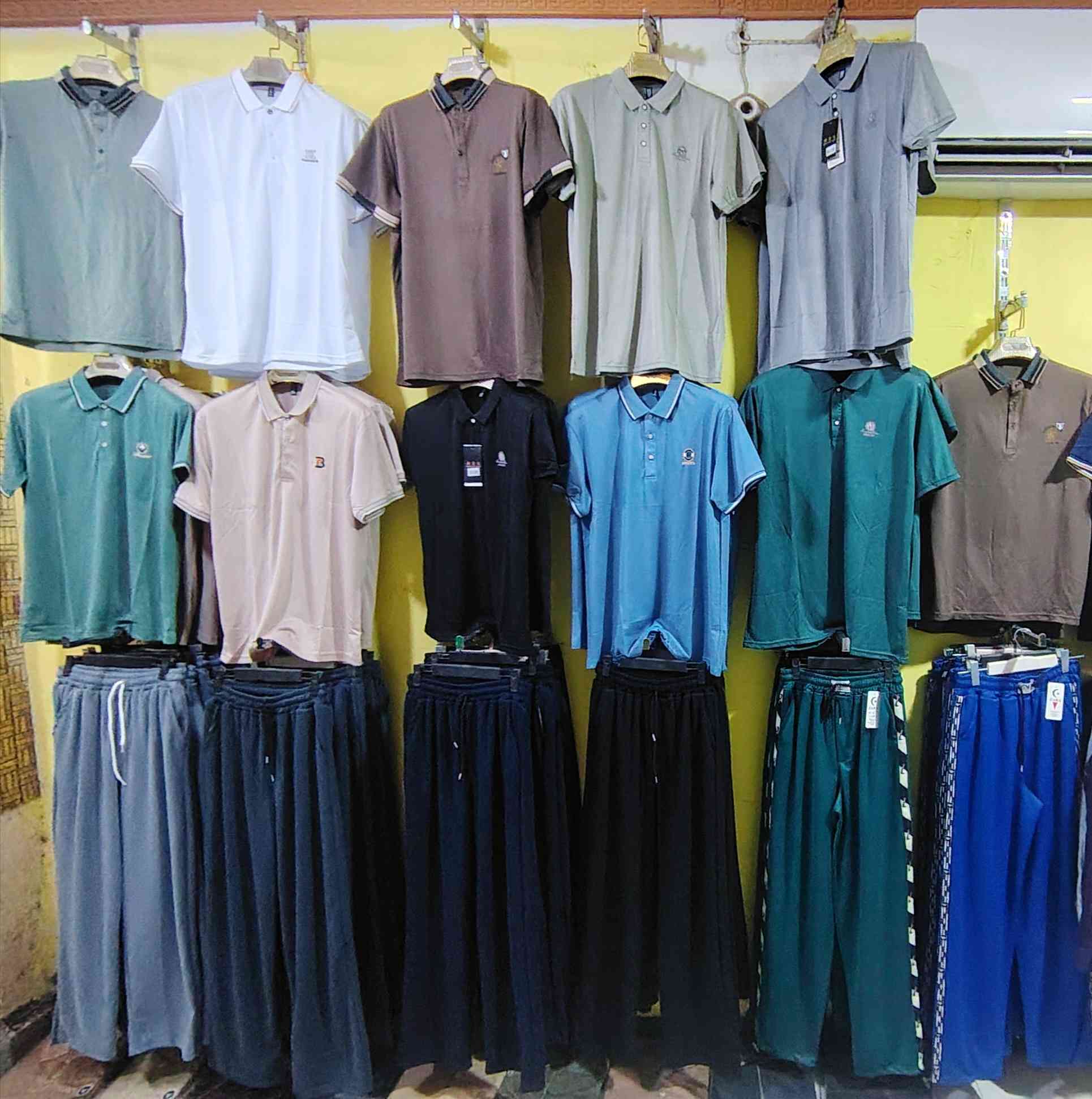 اي قطعه داخل المحل 7 آلاف قطعتين 13
بدي ماستر.                7
بدي ياخه قطن وحجري. 7.          قطعتين 13 
 بجامه 110 وبوي.        7
قميص رسمي كابوي.     7 

العنوان ناصريه قضاء النصر قرب مطعم غفران الصوب الصغير *********** إشارة
