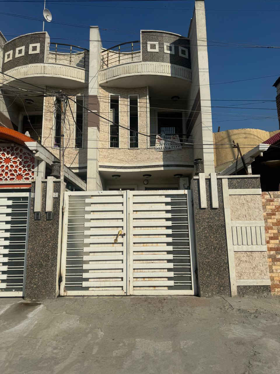 بيت 100 متر مربع ملك عقاري صرف
النزال 25 الواجهة 4

يتكون من

الطابق الاول يحتوي على كراج سيارة وصالة ومطبخ وترك وحمام وغرفة نوم

الطابق الثاني يحتوي على بلكونة وغرفتين نوم وحمام 

الطابق الثالث سطحين وبيتونه

ملاحظات عن مواد البناء 

المطبخ سيراميك اسبناني 

الحمام في الطابق الارضي يحتوي على قاطع زجاجي يفصله عن المرافق الغربي + الحائط سيراميك 

الحمام في الطابق الاول يحتوي مرافق غربي مع تاسيس كامل للغسالة + الحائط سيرامك 

الاستقبال مغلف بورق جدران ذات مظهر جميل 

الغرفة الاخيرة في الطابق الارضي مغلف ب شي بودر ذات مظهر جميل 

سنة البناء 2017

موقعة متميز جداً في شارع عرضة 40 متر وعرض الرصيف الواحد 5 امتار ويحتوي الشارع على جزرة وسطية لركن السيارات

المكان بغداد حي الشعب شارع ماركت الساعدي

قرب مدرسة عمر المختار

للتواصل واتس اب فايبر تليكرام او اتصال ع هذا الرقم

***********
