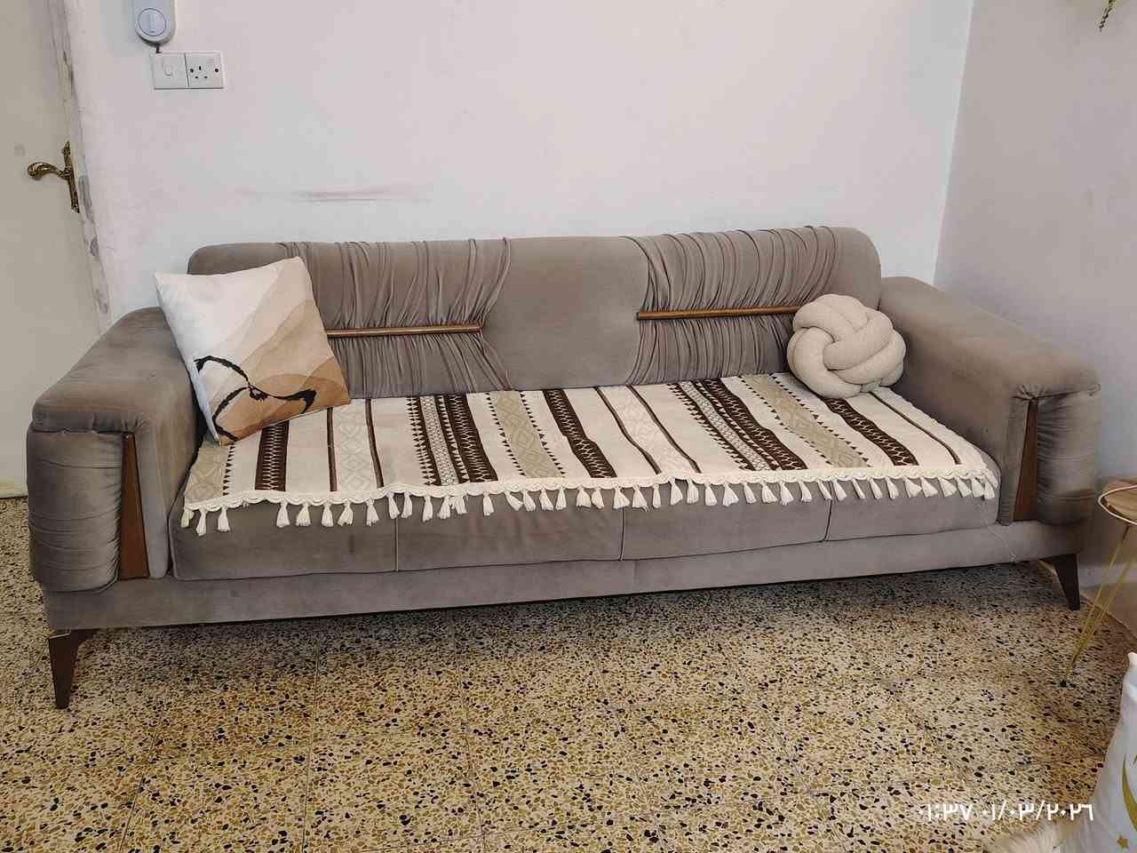 🛋️ طخم للبيع  بحالة ممتازة
💡 يحتوي على إنارة LED مخفية تعطي لمسة راقية وجو دافئ
🎨 اللون: رمادي فاتح أنيق مع تفاصيل خشبية فخمة
🪑 التفاصيل:
مكون من 5 قطع
▫️ قطعتين نفر
▫️ قطعتين أربع نفر
▫️ قطعة ثلاث نفر
✨ نظيف جداً – استخدام خفيف
💰 السعر: ٦٠٠,٠٠٠ دينار فقط
📍 الموقع: الموصل – حي البعث
📞 للتواصل: ***********
