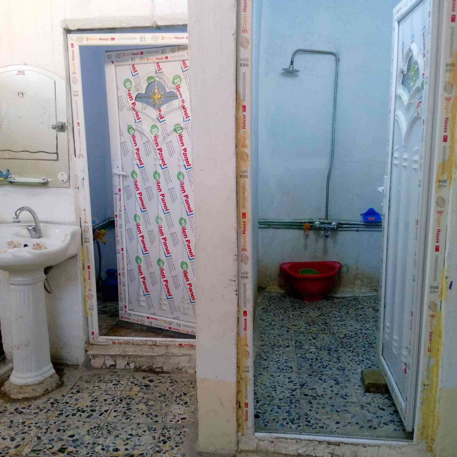 سلام عليكم دار للبيع المساحه 90 متر يحتوي على غرفه وصاله وتخاريج  نجف حي الثوره السعر 16 وبي جمال للاستفسار  تصال على  الرقم ***********
