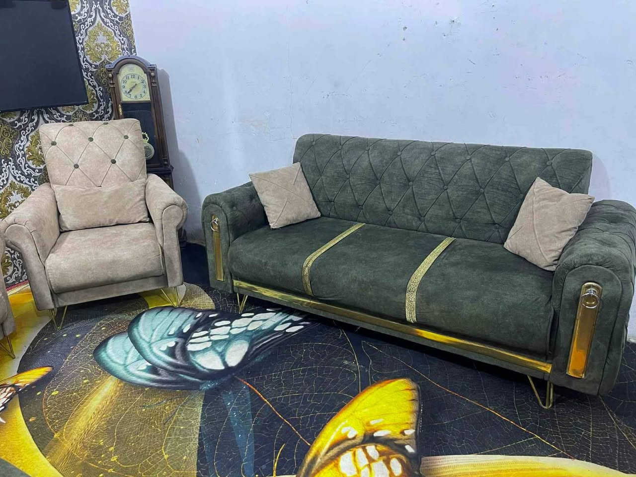 تخم 8 مقاعد تكمه بلوك اسود نضيف بدون اي ضرر ب 190 قفله
***********
