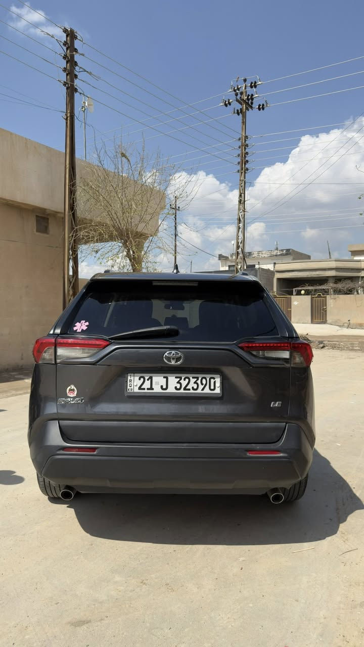 راڤ فور فئة Le موديل ٢٠٢١
ممشى ٦٠ الف 
الضرر - صندوق خلفي مبدل بلادي من الشركة نفس اللون 
المحرك - ٢٥٠٠ / ٤ سلندر 
وارد امريكي ، لبقية التفاصيل يرجى التواصل مع الرقم التالي او مراسلة الصفحة خاص ، 

*********** - ***********
