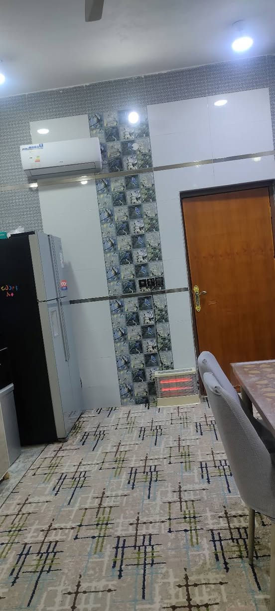 السلام عليكم ورحمة الله دار للبيع في حي السلام مساحة150متر )7.5*20(  بناء طابق ونص درجة اولى وغير مطلوب اسكان لتواصل والاستفسار 
***********
