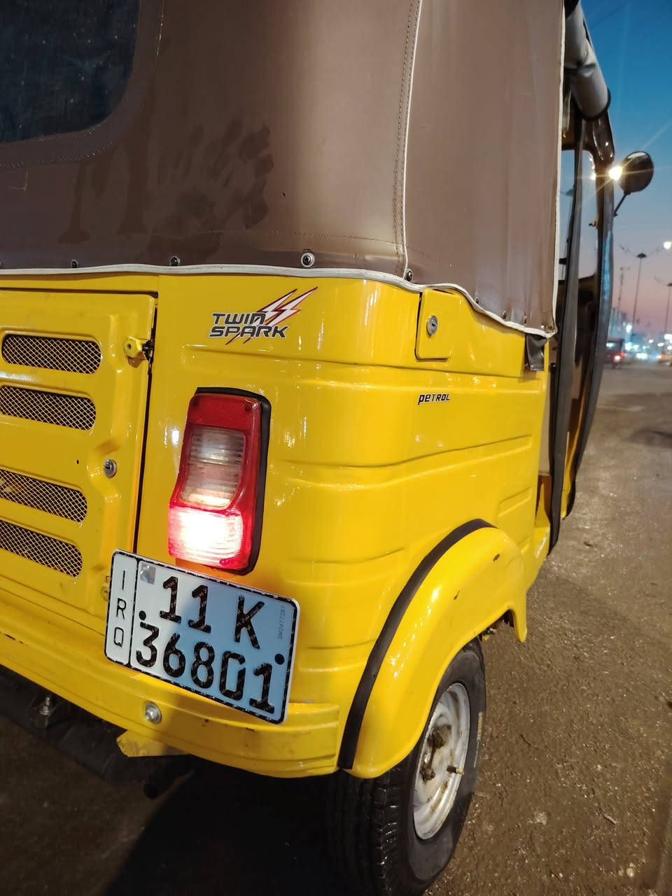 سلام عليكم تكتك موديل 2019 شهر 12 رقم سنويه  مكينه كفاله جديده السعر 6500 عنوان مدينه صدر قطاع 18 يريدها اتصل ***********
