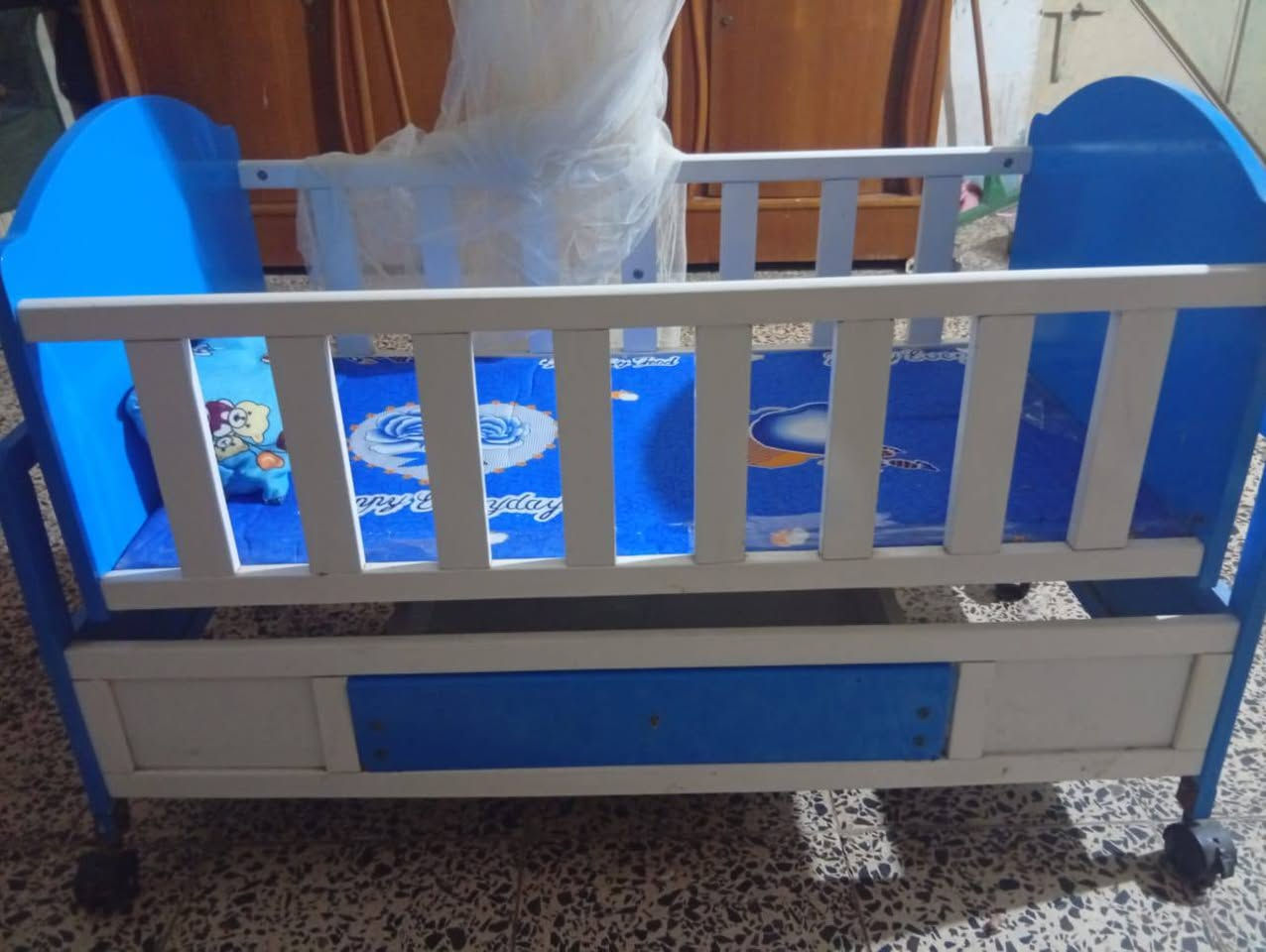 سرير وهزاز مال اطفال الطفل نايم بي مرتين امانة الله 
35 الف نهايتة اللي يريدة مكاني حي الجمهوري شارع الصالونات ***********
