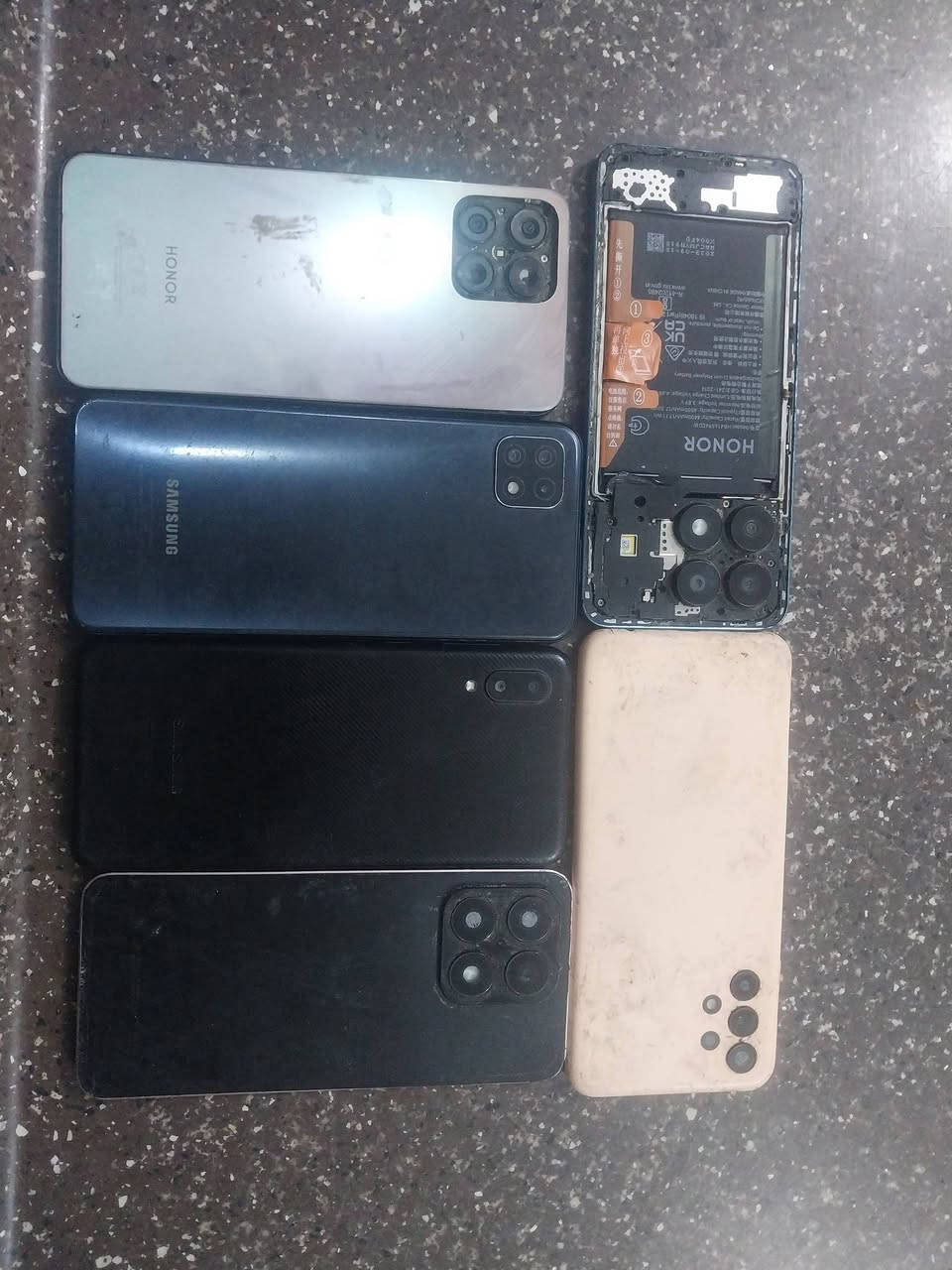 أجهزة عطلانة للبيع ما اعرف شنو عطلهن رايدهن ب١٠٠ الف 

***********  رقم الهاتف للتواصل
