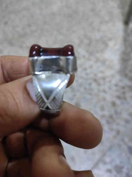 شكله قديم جدا كرزيه مثقوبه شكل مختلف يماني صباغه عراقيه سعرها ٧٥ الف نهائي بصره *********** قياس الخاتم ١٩ خنصر
