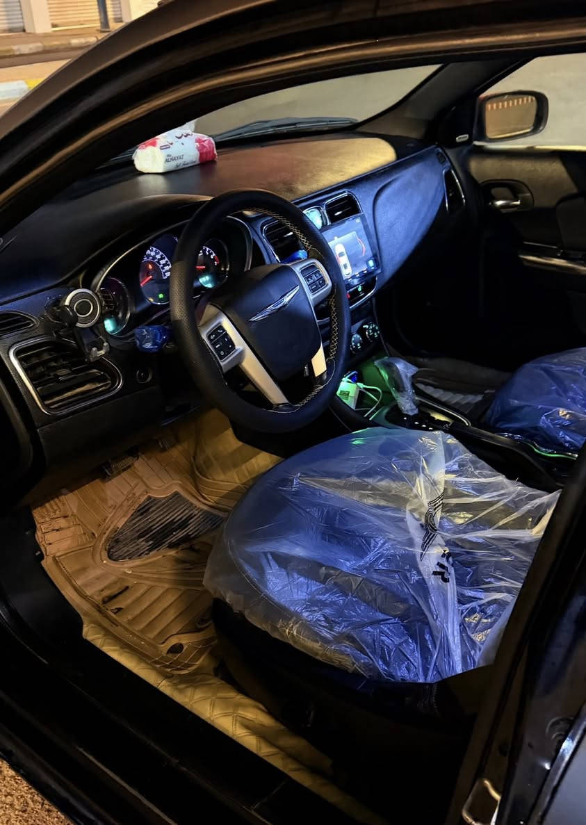 السلام عليكم 
C200 كلايسلر
مديل 2011 رقم بغداد دولي سنوية وهزة جديدة
حادثه بنيد و جاملغ فقط والباقي مكفول
محرك 6 سلندر 3600
شواصي و لغود كفاله
كير محرك كفاله
حدادية 
كهربائيات 
تخم تاير 
غرفه جلد
تتدفئة كشنات
شاشة اعطال
كشن كهرباء
كروس سرعه
تحكم ستيرن جهتين
سنتر لوك ابواب وجنطة كامل
تشغيل عن بعد
سستم صوت 
شاشة وكامرة خلفية
اوتو لايت 
لايتات زينون + بلوجكتر عدسات 
عليها برمجة فتح معدل و حرارة و فتح رون

لونها الاصلي اسود لامع
و عليها تغليف اسود طافي  
 عندي فيديو الها قبل التغليف سيارة نضيفة

 مكاني بغداد ساحة التحرير
السعر 78 وبيها مجال 
اتصال ***********
