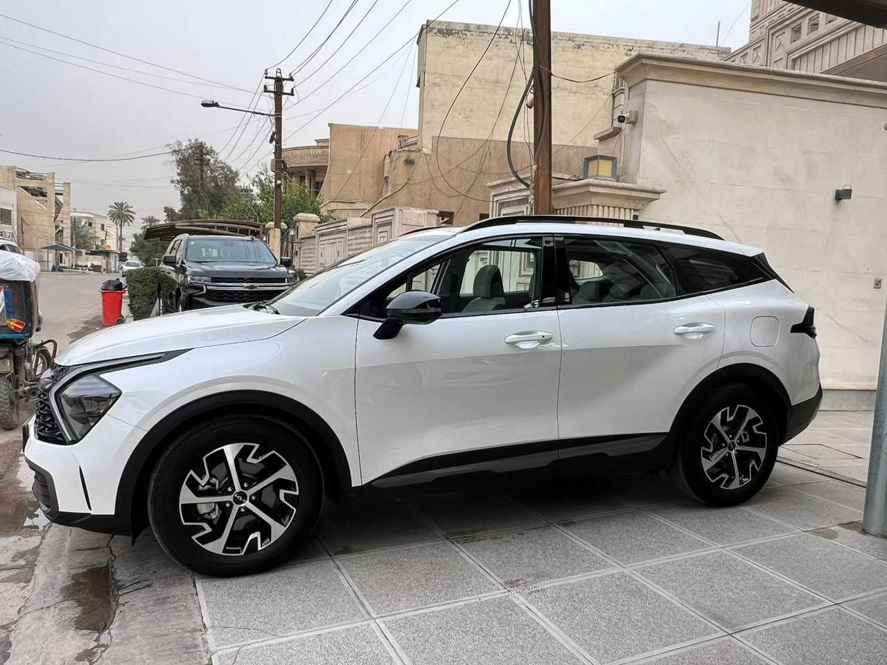 السلام عليكم 
سبورتج هايبرد تجمع الصين مكفوله كفاله عامه 
ماشيه ١٧ الف 
فوول مواصفات 
بانوراما 
بصمه تشغيل وابواب 
داخل جلد كراسي كهرباء مع تدفئه وتبريد للمقاعد 
ستيرن تدفئه 
حساس امامي وخلفي 
لايت زنون بك لايت لد 
صندوق كهرباء 
كير ماوس 
كامرات عدد ٤ 
شفتات بالستيرن 
داخل جلد ابيض ونيلي 
مواصفات هوايه 
المهم اعلى فئه 
رقم بغداد بسمي 
مكانها بغداد الكراده 
السعر ٢٣٥ وبيها مجال بسيط 
***********
