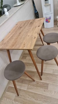 طاولة خشب وكراسي • اربيل عينكاوا • نظيف