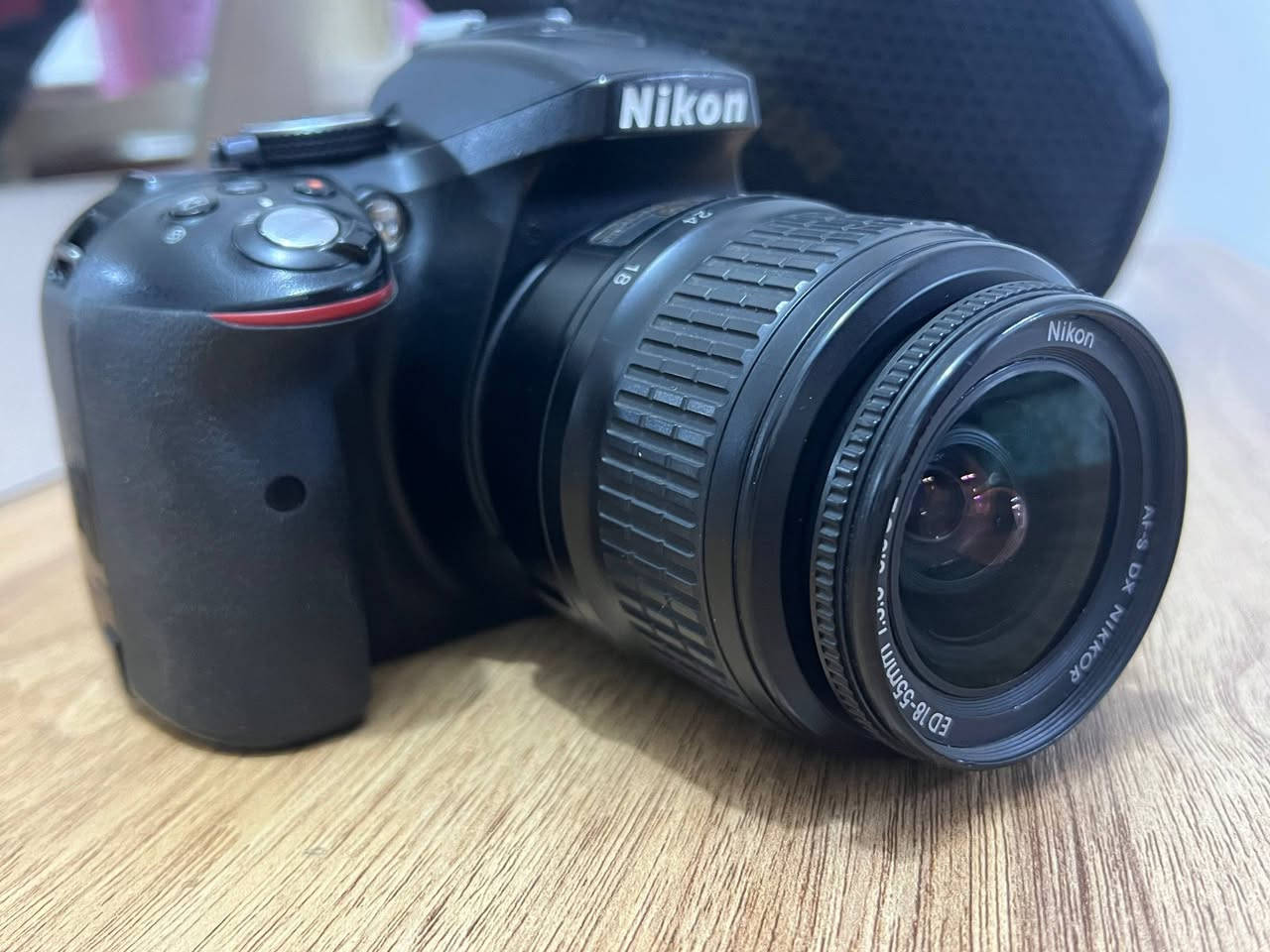 مستعجلين بيعتها
كاميرا Nikon D5300 تعطيك صورة نظيفة وألوان طبيعية بدون تعب ✨

🔹 دقة عالية 24MP – تفاصيل واضحة حتى بالتكبير
🔹 تصوير فيديو Full HD – مناسب للفيديوهات اليومية
🔹 شاشة متحركة – مثالية للسيلفي والتصوير بزوايا صعبة 🤳
🔹 تركيز سريع 39 نقطة – ما يفوتك أي لقطة
🔹 أداء قوي بالليل (ISO عالي) – تصوير واضح حتى بالإضاءة الضعيفة 🌙
🔹 واي فاي مدمج – تنقل الصور للموبايل بسرعة 📲

✔️ HDR يعطيك صور احترافية بدون تعديل
✔️ فلاش مدمج
✔️ مدخل مايك + HDMI

🔥 مناسبة للمبتدئين واللي يريدون يدخلون عالم التصوير بقوة بدون تعقيد

💥 خيار ذكي بسعر مناسب وجودة قوية


**إذا كنت صاحب هذا الإعلان وتريد حذفه لأي سبب، رجاءا أرسل رسالة إلى الدعم الفني**