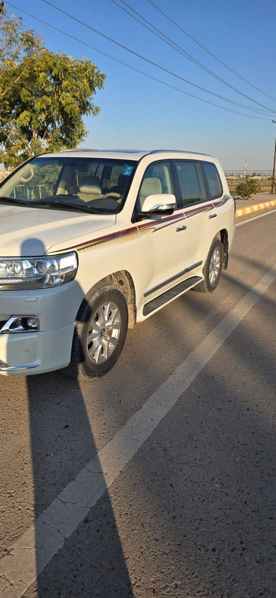 لاندكروز 2017 فطيم اصل فول 1/1 
السياره جديده بمعنى الكلمة استخدام شخصي ☑️
-مكفوله كفاله عامه ماشيه ٧٦ ألف حقيقي 
-مري قلاب + شفط 
-فتحه سلايت 
-زراك لايت ، لايت زنون 
-4 كامرات 
-كشنات جلد اصلي كريمي 
-دبل كشن كهرباء , كشن السائق 3 دكم
-8 ايرباك 
-تشغيل عن بعد 
 مدوشمه جديد
-دبل ماوس 
-فول تحكم 
-7 راكب 
-3 قطع تبريد 
-محرك ٦ سلندر
-فورويل دفع رباعي 
-حساس اصلي ( أمامي ، خلفي ) 
-ويل 18 تخم تاير دلوب جديد وسبير منازل. 
-رقم بغداد بسمي تحويل مباشر
-عدتهه سبيرهه غراضهه كلهن مامستخدمات 
-السياره بشرط محرك كير صدر كلهه بعدهه عل وضع الشركه

💰السعر ٤٨٠$ وبيهه مجال للطيبين
مكان السيارة :-صلاح الدين الدجيل *********** وتساب *********** مراوس حسب القناعه
