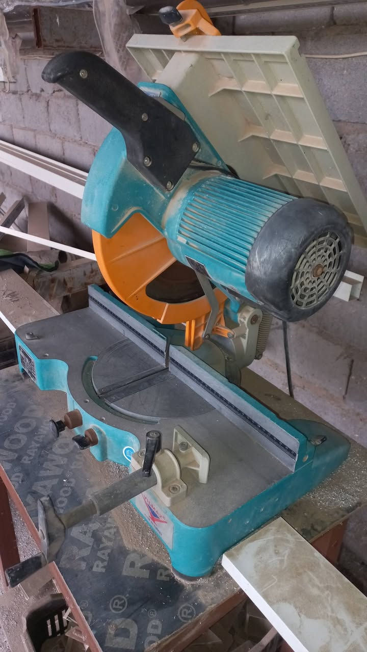 كتر يلمز +معواجة مترين وعشرة شرط نضافة فول  +ميز عمل +
ميز كتر +رفوف بليت .دريل شد نوع توتال+دريل عمل ال جي .كوسرة .منشار كهربائي للإستفسار ***********
