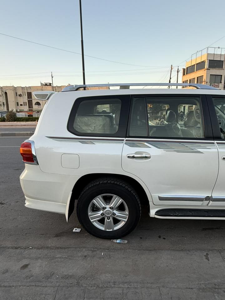 سلام عليكم للبيع لاندكروز 2014 فول مواصفات مكفولة سيارة من صبغ وضربة والتبديل فقط بارد بسيط مكينة والكير والحدادية خير من الله تخم تاير جديد دلوب الصلي سيارة خير من الله تحويل ثاني يوم ماشية 146  رقم الهاتف ***********
