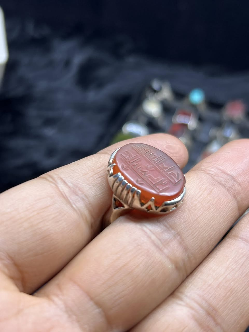 خاتم عقيق يماني
فضة925 خط كوفي 

الشراي***********

المكان بغداد حي اور توصيل ماعندي
