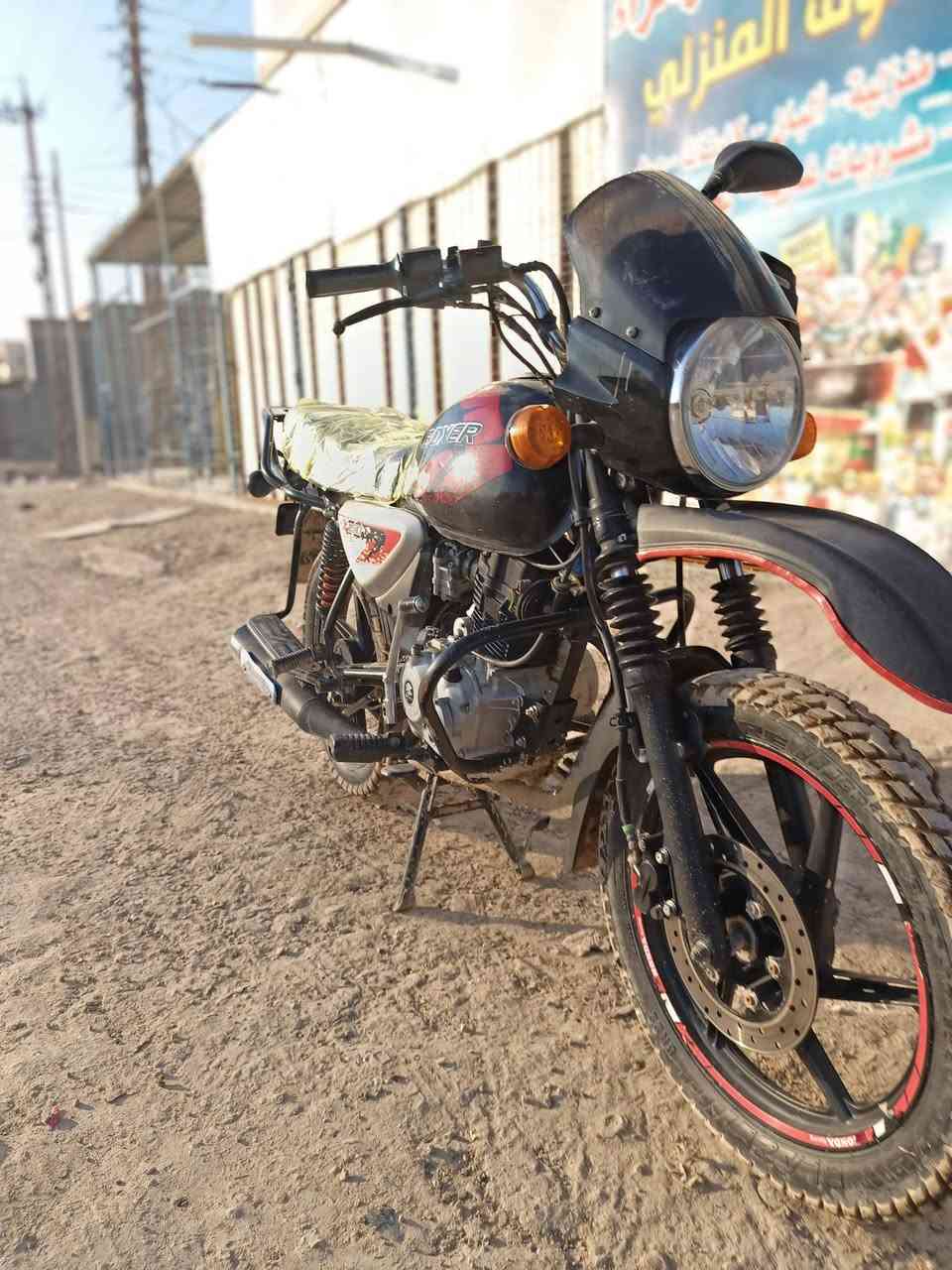 سلام عليكم.  دراجه. بوكسر. جبلي   موديل 2022. مكفوله  كفاله عامه. تخم تاير جديد. أوراق اصوليه  شرط ترقيم.   مكينه مكفوله.  سعر 1350 بيه مجال بصيط  مكاني بغداد نهر ان   رقم هاتف ***********
