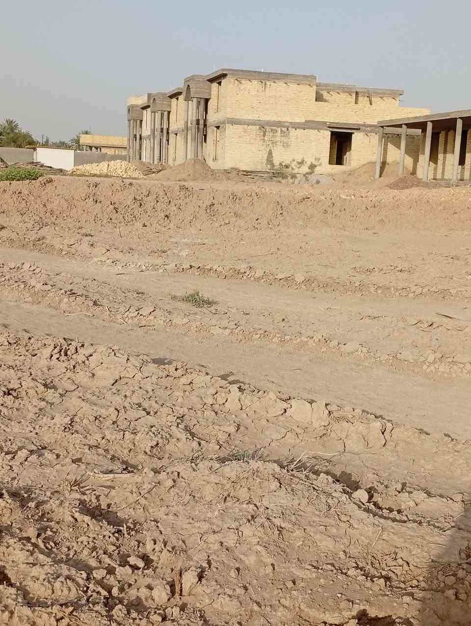 قطعه ارض للبيع حي الزهور مقابل المعارض تبعد عن الشارع العام ١٠٠م طابو زراعي سند ٢٥تحويل بالاسم مباشر مساحه ٢٥٠متر كافه الخدمات ركن شارعين بابل ناحيه الشوملي السعر مناسب للاتصال ‏‪0771 935 0182‬‏
