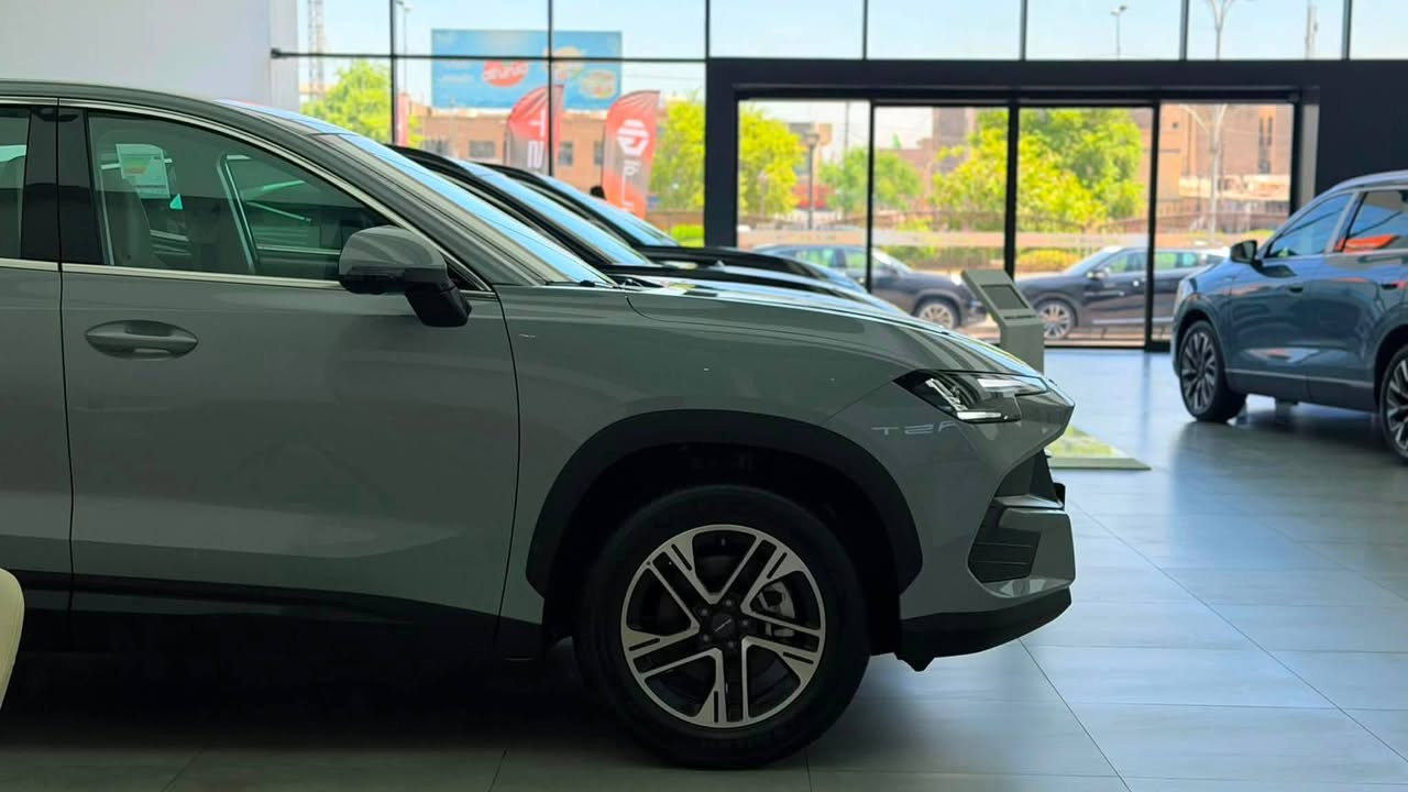 ب 25,700,000 مليون دينار عراقي 
مع للوحات المرورية 💥
SOUEAST S06 COMFORT 2026 
العداد: صفر كيلو متر
المحرك: 4 أسطوانات 1.5L تيربو 156 حصان
العزم (نيوتن-م.): 230
ناقل الحركة: اوتوماتيكي دبل كلاتش من 6 سرعات
استهلاك الوقود: 7.8 لتر لكل 100 كم
الضمان الأساسي: 6 سنوات أو 200,000 كم (أيهما أولا)
ضمان المحرك: 10 سنوات أو 1،000،000 كم (أيهما أولا / للمالك الأول)
المواصفات:💯
﻿إطارات قياس 18 إنج
﻿شاشة عرض ترفيهية قياس 12.85 إنج
﻿شاشة عدادات رقمية قياس 8 إنج
﻿مقصورة الركاب من الجلد الفاخر
﻿﻿مراية الوسطية مع خاصية التعتيمي (يدوي)
*كاميرا خلفية
*نظام الفرامل اليدوية الاوتوماتيكى Auto hold 
﻿نظام التحكم بنزول المنحدرات
﻿حساسات خلفية
﻿نظام التحذير من التصادم الخلفي
﻿نظام ابل كار بلاي واندرويد أوتو لاسلكي
﻿نظام صوتي متطور 4 سماعات
﻿بلوتوث / هاتف السيارة
﻿مصابيح أمامية أوتوماتيكية LED مع مصابيح نهارية LED
﻿فلتر تنقية الهواء (N95)
﻿دخول ذكي (بصمة)
﻿تشغيل عن بعد
﻿خاصية إغلاق الشبابيك عن بعد
﻿ماسحات الزجاج الامامي مع حساس للمطر
﻿مسند الذراع الوسطي مع ثلاجة
﻿وضعيات قيادة متعددة
﻿نظام مراقبة ضغط الإطارات
﻿وسائد هوائية امامية وجانبية عدد 2
السيارة تابعة لضمان الوكالة الرسمية
شركة آفاق الخليج للوكالات التجارية (احدى شركات مجموعة هارلم) 

للإستفسار : ***********☎️
