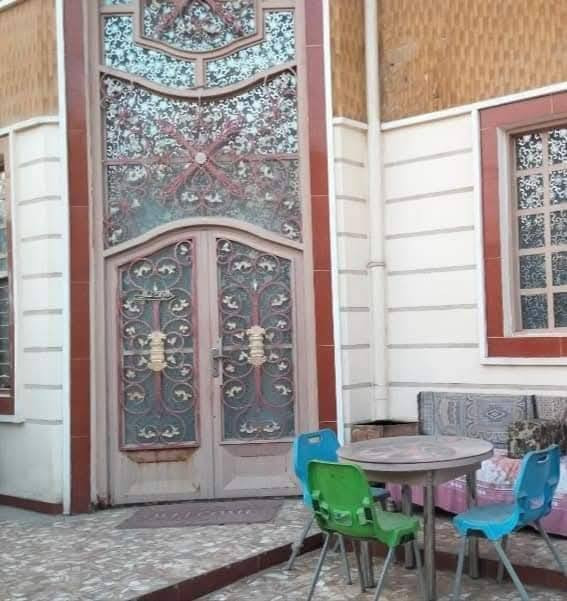 سلام عليكم بيت في حي الجامعه طابقين 200م بناء حديث يحتوي على 6غرف نوم وصاله واستقبال  وتخاريج وبناء درجه اولى مال جنيان السعر مناسب خاص للاستفسار على ارقام التاليه***********
