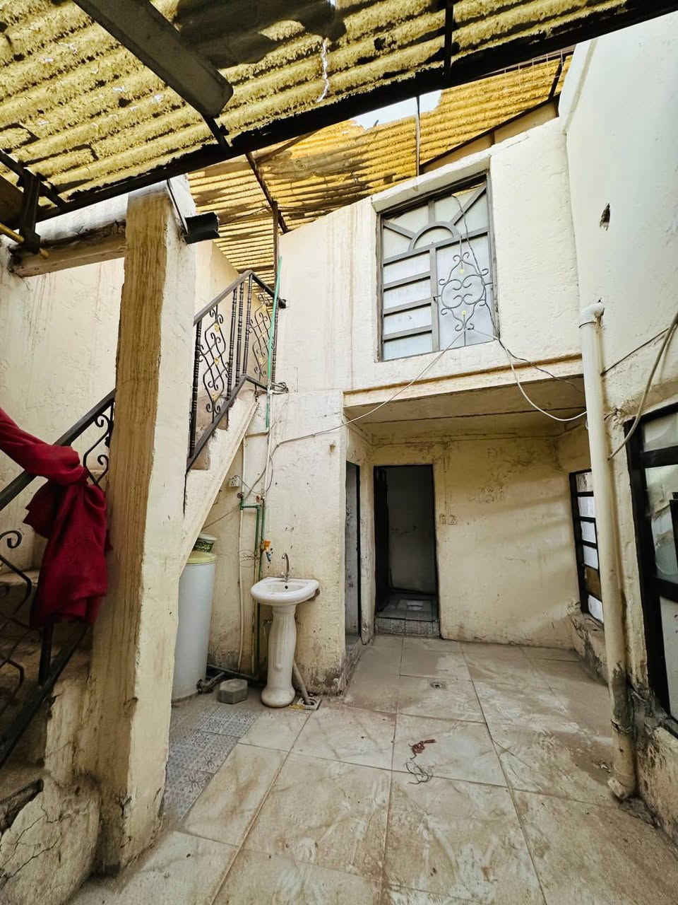 دار للبيع 
دار للبيع بمساحة بيت 60 متر امامي للبيع بي غرفتين وتخاريج في حي الانصار قريب على مدرسة الاحرار وعلي الوردي
              التفاصيل 
مكتب أياد للوساطة العقارية 
             ***********
             ***********
               ابو علي البؤرضا
               ابو سيف الجنابي
