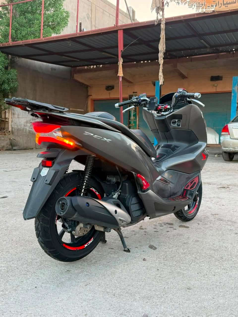 Honda PCX
🎨 اللون: رصاصي مطفي 
⚙️ ناقل الحركة: أوتوماتيك (CVT)
💡 الإنارة: LED أمامية وخلفية
🛞 فرامل: دسك أمامي
⛽ حقن إلكتروني (PGM-FI) ويوفر بالبنزين.  

* شكل رياضي وأنيق.
* محرك هادئ واقتصادي.
* الإطارات بحالة جيدة.
* الهيكل نظيف وواضح من الصور.

💰 السعر: (17 ورقة وبيه مجال)
📍 الموقع: (ديالى المقدادية)
📞 للتواصل: ‭***********‬
