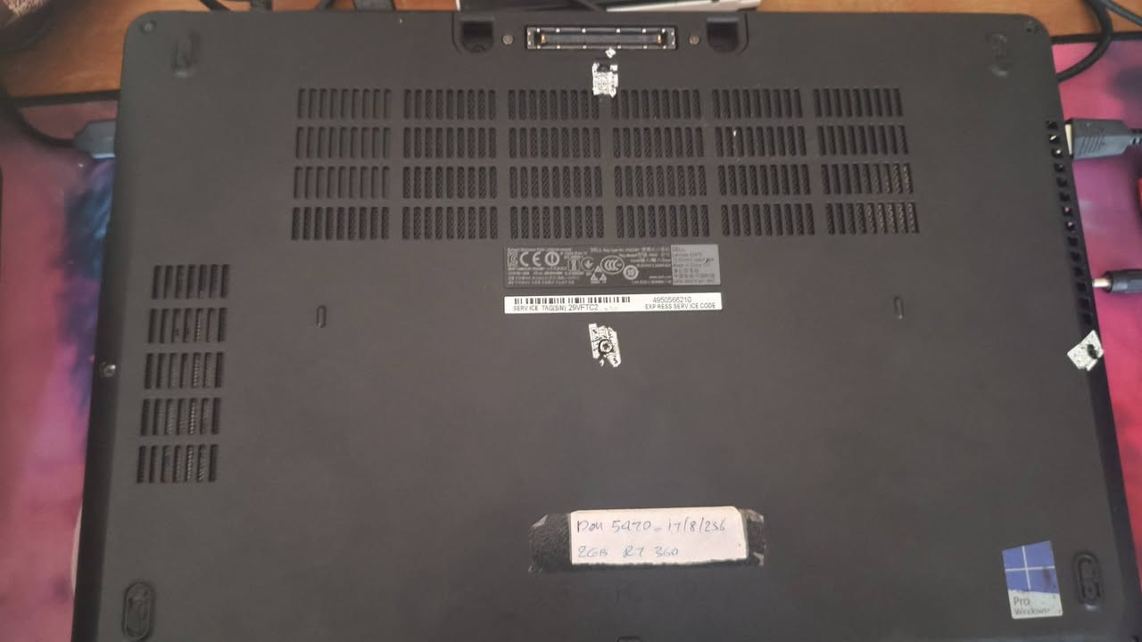 جهاز متين وقوي مناسب للأعمال والالعاب المتوسطة والبرامج الهندسية 
المواصفات:
المعالج: Intel Core i7-6600U (جيل سادس فئة قوية).
الذاكرة (RAM): سعة 8GB (تضمن سرعة في فتح المتصفحات والتطبيقات).
الهارد (SSD): سعة 256GB (تشغيل النظام والبرامج بلمح البصر).
كرت الشاشة (GPU): كرت بسعة 2GB (يساعد في تشغيل بعض الألعاب وبرامج التصميم).
الشاشة: 14 بوصة بوضوح عالي
الجهاز بحاله ممتازه (نظيف جدا) ومفحوص بالكامل حالة البطارية ممتازه 
تصميم نحيف وخفيف الوزن وسهل التنقل
كيبورد سهل الطباعه بس مشكلته ما معرب 

السعر المطلوب: 370 قابل للتفاوض 

جهاز قوي بهاي الفئه السعريه اني عن نفسي مجرب بي العاب مثل ماينكرافت (60)فريم ثابت 
motor town (30) 
دارك هورس (45) ثابت
 يعني بأختصار مقبول للالعاب
 بس كاستخدام للعمل أو دراسه لا كافي ووافي ماتحصل هيج مواصفات بهيج سعر

شاحنة مالته الاصليه موجوده

ويا هدية (كيبورد وماوس RGB)+وماوس باد

تواصل:*********** اتصال

+989304011309 واتساب

ملاحظه: الجهاز مشتريه من إيران چان بي hdd فتحته بدلت ssd m.2 هاذ سبب الفتح
