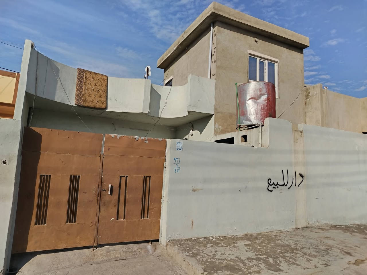 السلام عليكم
دار للبيع 

_حي الاربجية 

_بصف الركن

_مساحة 117 متر مربع. واجهة 10. عمق 11.7

_غرفة واستقبال جوة و غرفة فوك 

_ بي ساعة كهرباء ووصل بلدية تمليك باسمي 

_قرب جامع العباسي. قريب على حي الصدام. 

_خدمات كامل مي، كهرب، شارع، انترتيت ضوئي

_ رقم *********** موجود واتساب وماسنجر
